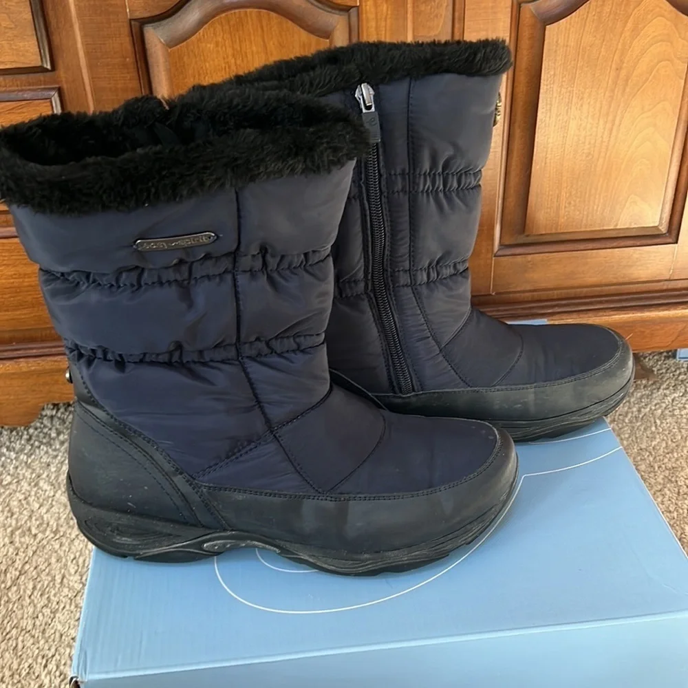 Easy Spirit SZ 9M dark blue faux fur lined water resistant ankle boots.